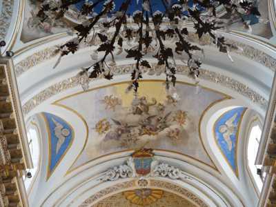 La navata unica � coperta da un soffitto dallo sfondo azzurro completamente tappezzato di pitture, divise l'una dall'altra da cornici floreali color oro